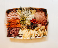 picada con gran variedad de fiambres y quesos, pesa 2 kg