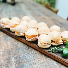 Pancitos de salvado rellenos con lomito y cheddar 