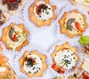 Mini tarteleta salada, rellena con crema de roquefort o crema de atún.