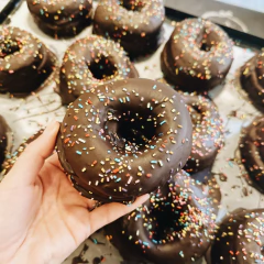 Dona rellenas de dulce de leche y baño de chocolate en internet