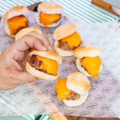mini burgers incluidas dentro del servicio de lunch deluxe para 50 personas