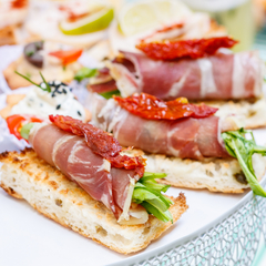 bruschettas x 10 de Jamón crudo, rúcula y tomate seco