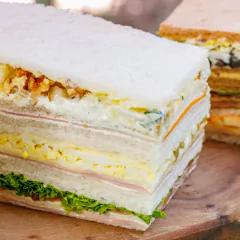 sandwichs de miga incluidos dentro del servicio de lunch deluxe para 50 personas
