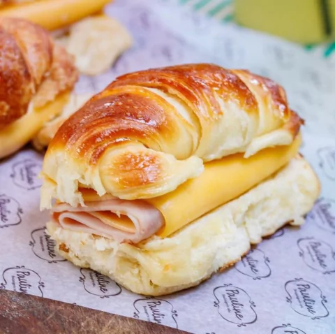Medialunas Rellenas de jamón y queso o solo queso x 6 unidades