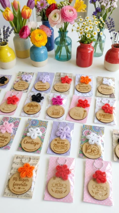 Imagen de Pack 20 Llaveros de Madera Personalizados con Borla