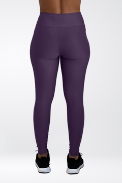 Calça legging na cor figo, vista traseira, com ajuste confortável e detalhe no cós.