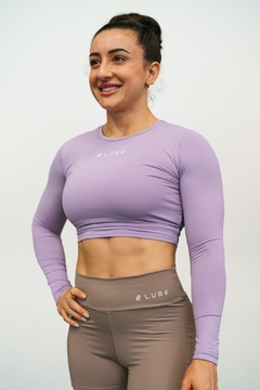 Modelo usando blusa cropped de manga longa lilás da marca Lurk, destacando o design moderno e elegante.