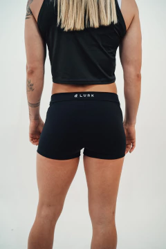 Shorts preto com logo atras
