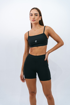 Modelo usando top slim preto da marca Lurk, ideal para atividades esportivas femininas.