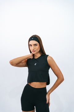 Modelo usando uma faixa de cabelo preta Lurk, vestindo uma blusa preta e shorts esportivos, em um fundo branco.