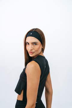 Modelo usando uma faixa de cabelo preta Lurk, com blusa preta, olhando para a câmera.