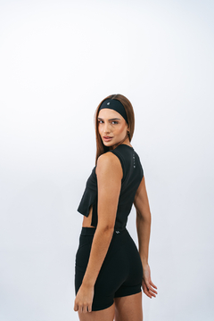 Modelo usando a regata cropped flow preta da Lurk, com um design moderno e confortável, ideal para atividades esportivas.