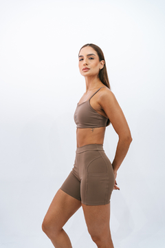 Modelo usando top slim marrone da Lurk, destacando sua silhueta e o design do produto.