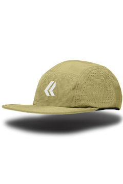 Boné Five Panel na cor caqui com detalhes em branco e ventilação lateral.