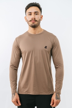 Camiseta UV masculina de manga longa na cor marrone, modelo da marca Lurk, com detalhe em logo na parte frontal.