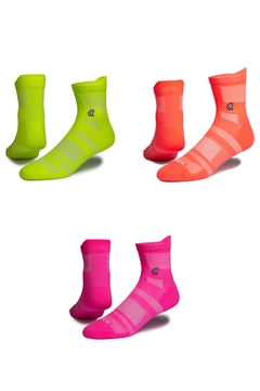 Conjunto de três meias curtas nas cores neon verde, laranja e rosa, com design moderno e logo da marca.
