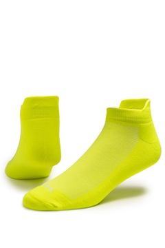 Meia poliamida amarelo neon, com design confortável e respirável, ideal para atividades físicas.