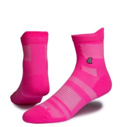 Meias curtas neon rosa com detalhes em cinza, ideais para performance esportiva.