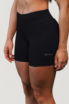 Shorts Feminino Bolso Lateral Preto Patch Lurk - comprar online