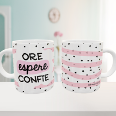 Caneca Ore, Espere, Confie