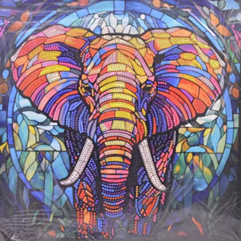 Elefante colorido en estilo de pintura diamante con patrones geométricos y tonos vibrantes