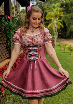 Descubra o Traje Liebe Sangria, modelo de colete e saia que combina conforto e estilo. Ajuste perfeito para você arrasar! Compre agora!