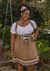 Transforme-se com o Traje Blume Conhaque! Conforto e estilo em corpete com suspensórios e saia fluída. Descubra nossas blusinhas e arrase na sua produção!