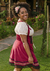 Descubra o elegante Traje Blume Marsala: corpete, saia e suspensórios que se ajustam ao corpo. Adquira o seu e destaque-se com estilo!