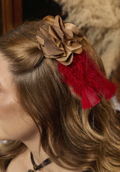 Flor Caramelo Plumas Marsala
