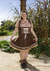 Descubra o Traje Liebe Marrom Plus, com colete e saia costurados, tecido confortável e elegante. Compre agora e encante-se!
