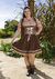 Descubra o Traje Liebe Marrom Plus, com colete e saia costurados, tecido confortável e elegante. Compre agora e encante-se!