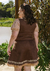 Descubra o Traje Liebe Marrom Plus, com colete e saia costurados, tecido confortável e elegante. Compre agora e encante-se!