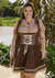 Descubra o Traje Liebe Marrom Plus, com colete e saia costurados, tecido confortável e elegante. Compre agora e encante-se!
