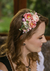 Descubra a Tiara Arranjo Rosinha, feita à mão, com flores artificiais em tons de rosa. Adicione encanto ao seu penteado! Compre agora e destaque-se!