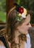 Encante-se com a Tiara Arranjo Alemã! Feita à mão com flores artificiais, ideal para todos os penteados. Compre agora e adicione charme ao seu look!