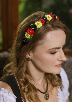 Encante-se com a Tiara de Cetim, feita à mão com flores de cetim e strass. Pronta para dar um toque especial ao seu penteado! Compre e arrase!