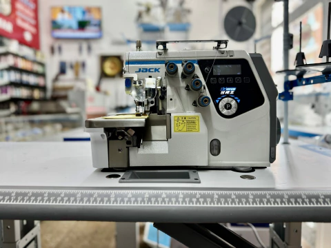 Overlock Jack C7-4 hilos Urus Automática con Inteligencia Artificial - comprar online
