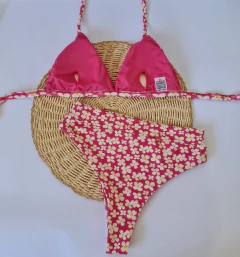 Top fixo rosa com florzinha / Hot pant na internet