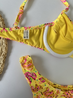 Meia taça banana fundo amarelo / Asa delta na internet