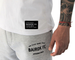 Remera charles Blanca con bordado negro - BAIROK