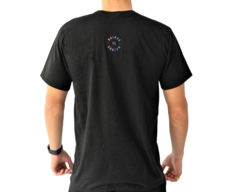 Remera charles negra con bordado de color - BAIROK