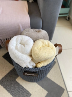 Cesto Fio de Malha 40x30 com plaquinha e alça de couro ecológica - Atelie Pontos e Fios