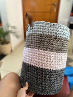 Cesto Fio de Malha 30x40 com alça de couro ecológica - comprar online