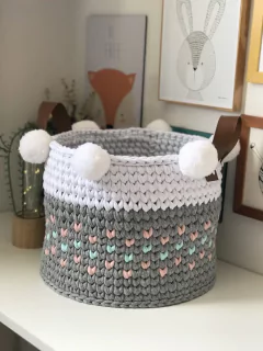 Cesto Corações 30x25 com Pompons e Alça de Couro Ecológica - comprar online