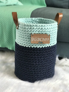 Cesto Fio de Malha 30x40 com Plaquinha e alça de couro ecológica - Atelie Pontos e Fios