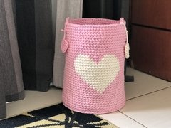 Cesto Fio de Malha 30x40 com coração grande - Atelie Pontos e Fios