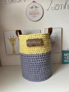 Cesto Fio de Malha 30x40 com Plaquinha e alça de couro ecológica - Atelie Pontos e Fios