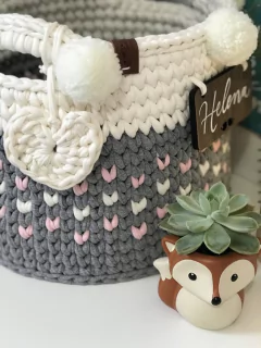 Cesto Corações 30x25 com Pompons e Plaquinha - comprar online