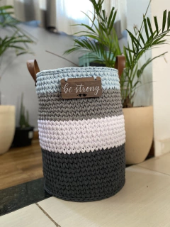 Cesto Fio de Malha 30x40 com Plaquinha e alça de couro ecológica na internet