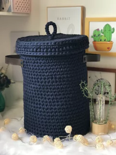 Cesto Fio de Malha 30x40 com Tampa e Alça de Couro Ecológica - Atelie Pontos e Fios